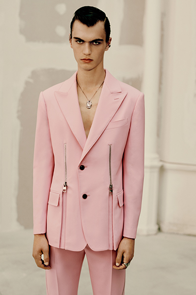 أطلق العنان لخيالك مع تشكيلة Alexander McQueen لموسم ربيع وصيف 2022
